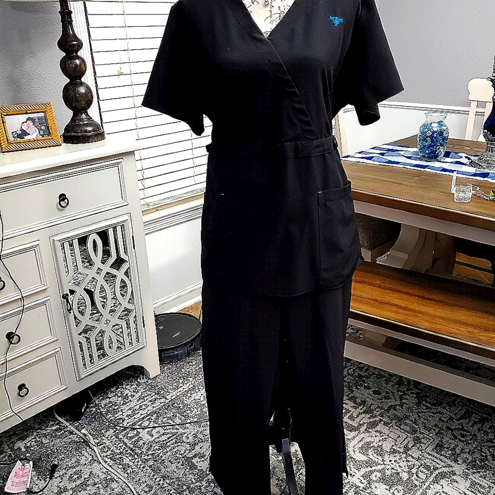 MED COUTOURE SCRUBS Top-BLACK WITH TURQUOISE ACCENTS- size 2XLP